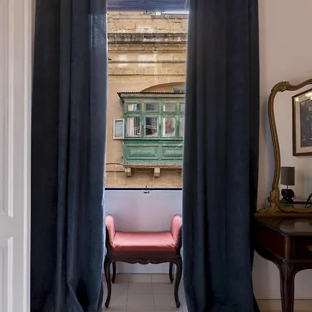 With Traditional Maltese Balcony In Валетта