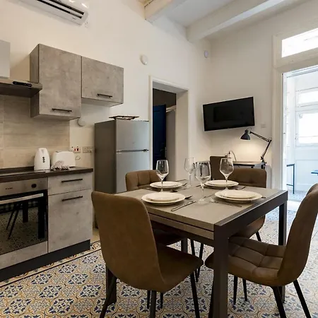 Historic Charm With A Classic Maltese Balcony Appartement Valletta