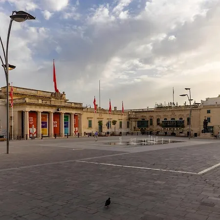 Historic Charm With A Classic Maltese Balcony Appartement *