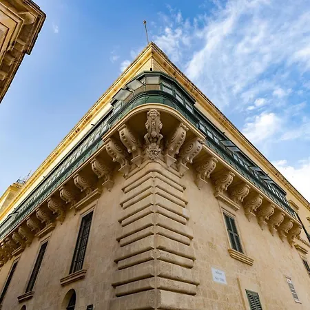 Historic Charm With A Classic Maltese Balcony Appartement