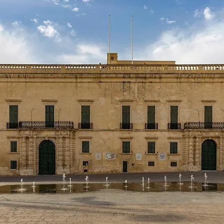 Historic Charm With A Classic Maltese Balcony Apartamento